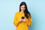 ragazza che usa smartphone su sfondo azzurro