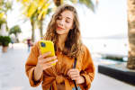 Ragazza che utilizza lo smartphone