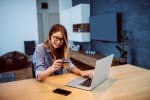 ragazza_con_carta_di_credito_e_computer