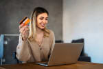 Ragazza con carta di credito in mano