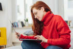 ragazza con pc e maglione rosso
