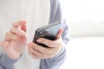 ragazza con smartphone in mano
