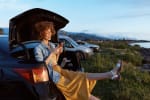 ragazza con smartphone in ragazza con smartphone in