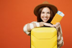 Ragazza con valigia e biglietto aereo