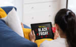 ragazza controlla offerte black friday sul tablet