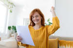 Ragazza esulta per prestito accettato