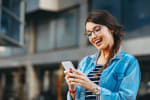 Ragazza felice di usare il telefono
