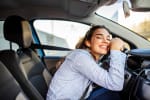 ragazza felice sulla sua auto