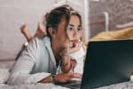 Ragazza guarda conti deposito sul computer