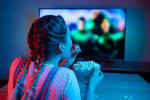 Ragazza guarda tv e mangia popcornù