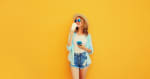 ragazza in estate con smartphone