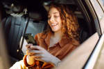 Ragazza in macchina con smartphone