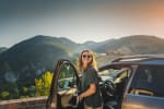 Ragazza in montagna con auto