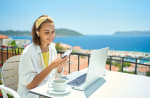Ragazza in vacanza usa smartphone