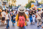 ragazza in viaggio visita posti turistici