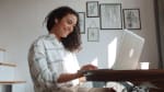 ragazza naviga in internet da computer