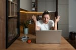 Ragazza si lamenta per internet lento Ragazza si lamenta per internet lento