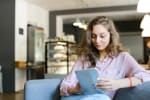 ragazza naviga su internet con tablet
