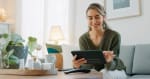 Ragazza naviga su internet col tablet
