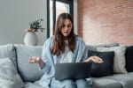 ragazza perplessa guarda il pc