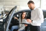 ragazza seduta in auto parla con professionista delle assicurazioni ragazza seduta in auto parla con professionista delle assicurazioni