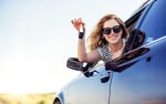 Ragazza si affaccia da finestrino auto con chiavi