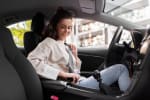 Ragazza si allaccia la cintura in auto
