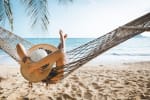 ragazza si rilassa su amaca in spiaggia