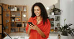 ragazza sorride con smartphone in mano