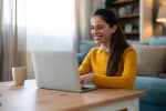 Ragazza sorridente che naviga in internet 