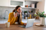 Ragazza sorridente che parla al cellulare