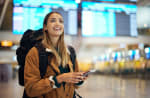 Ragazza sorridente in aeroporto che sta per partire