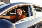 Ragazza sorridente in auto
