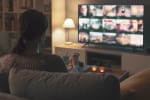 Ragazza sul divano che guarda serie tv