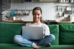 ragazza sul divano usa il pc