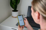 ragazza usa app revolut da smartphone