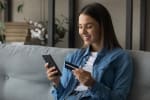 Ragazza usa carta di credito con smartphone