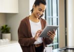 ragazza usa il tablet in cucina