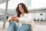 ragazza usa smartphone fuori casa