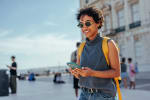 Ragazza usa smartphone in vacanza Ragazza usa smartphone in vacanza