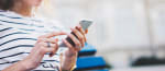 ragazza usa smartphone per sms