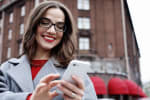 ragazza utilizza il suo smartphone