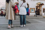 Ragazze che fanno shopping in città