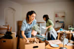 Ragazze che traslocano nella nuova casa
