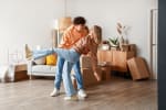 Ragazzi ballano nella casa nuova