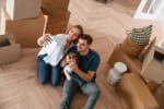 Ragazzi fanno selfie con cane nella casa nuova Ragazzi fanno selfie con cane nella casa nuova