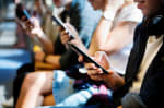 ragazzi con smartphone