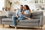 ragazzi-felici-con-smartphone-sul-divano