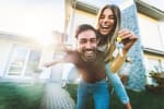 Ragazzi sorridenti con chiavi prima casa