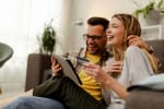 Ragazzi sorridenti con tablet